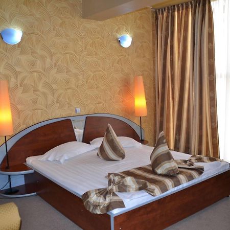 Hotel Helin - Calea Bucuresti 克拉奥华 外观 照片