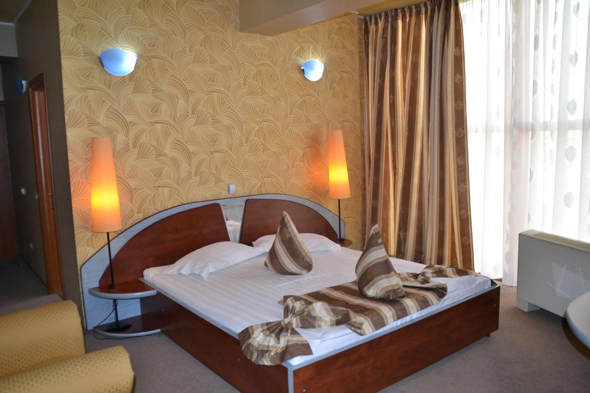 Hotel Helin - Calea Bucuresti 克拉奥华 外观 照片