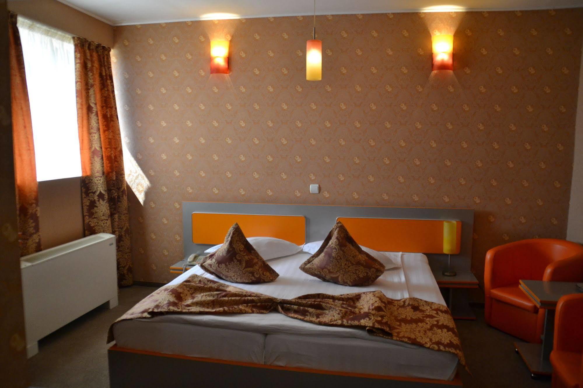 Hotel Helin - Calea Bucuresti 克拉奥华 外观 照片