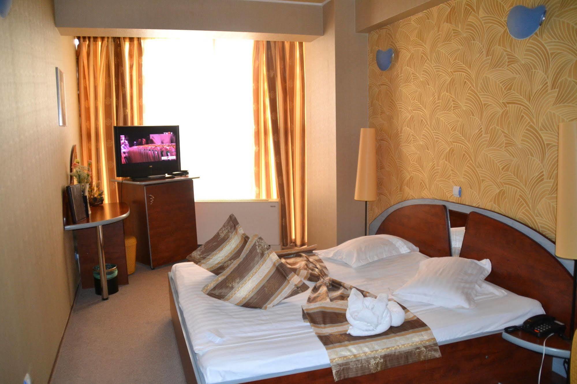 Hotel Helin - Calea Bucuresti 克拉奥华 外观 照片