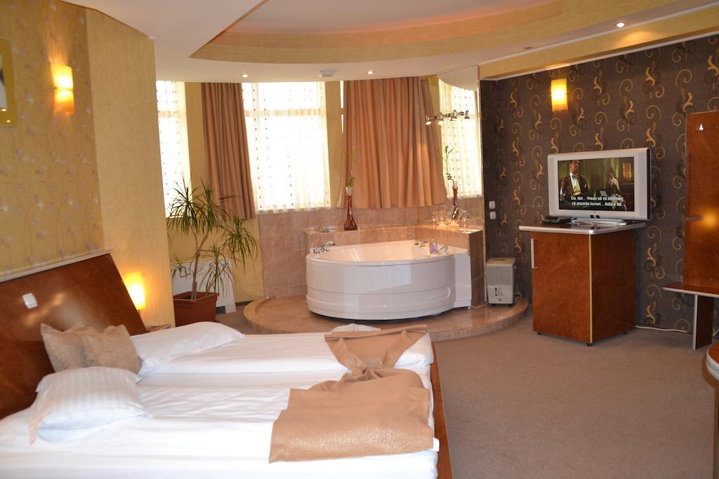 Hotel Helin - Calea Bucuresti 克拉奥华 外观 照片