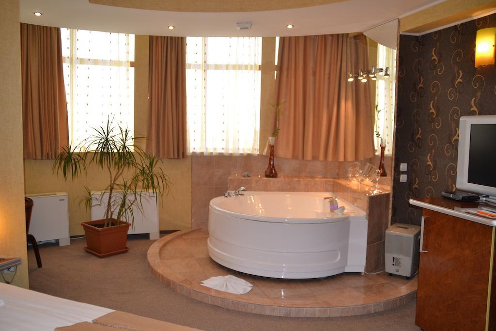 Hotel Helin - Calea Bucuresti 克拉奥华 外观 照片